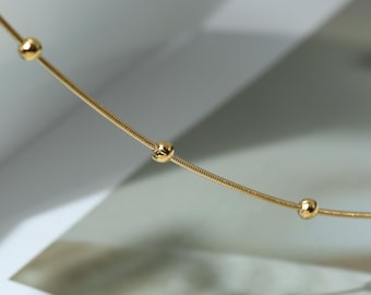 Tobillera de cadena de serpiente dorada con cuentas, delicada tobillera ajustable chapada en oro de 18 quilates, elegante pulsera minimalista para el tobillo con etiqueta de corazón, regalo para ella.