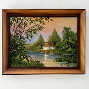 Pintura de paisaje ucraniano vintage: Cabaña con techo de paja junto al río, década de 1970-1980, óleo sobre cartón