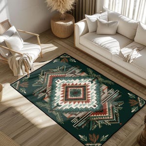 Könnte beinhalten: Rechteckiger Teppich mit geometrischem Muster in Türkis, Rot und Creme. Der Teppich hat ein zentrales quadratisches Design, das von Stammesmotiven und Blättern umgeben ist, vor einem dunkelgrünen Hintergrund. Geeignet für Wohnzimmer.