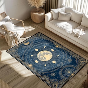 Puede incluir: Una alfombra rectangular con un diseño celestial. La alfombra presenta un fondo azul oscuro con una luna grande y detallada en el centro, rodeada de fases lunares y elementos celestiales dorados. La alfombra tiene un borde decorativo.