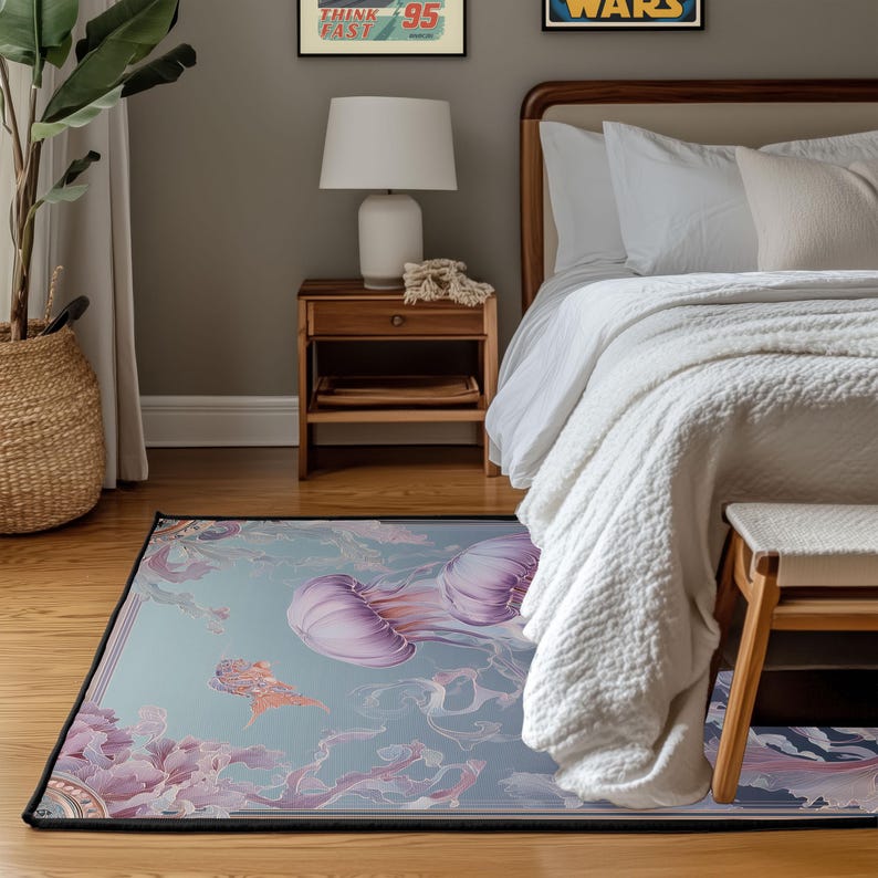 Peut inclure: Un tapis rectangulaire avec un motif de m&eacute;duse dans des tons de violet, rose et bleu. Le tapis, bord&eacute; de noir, est pos&eacute; sur un sol en bois dans une chambre. Le design int&egrave;gre des motifs floraux et aquatiques.