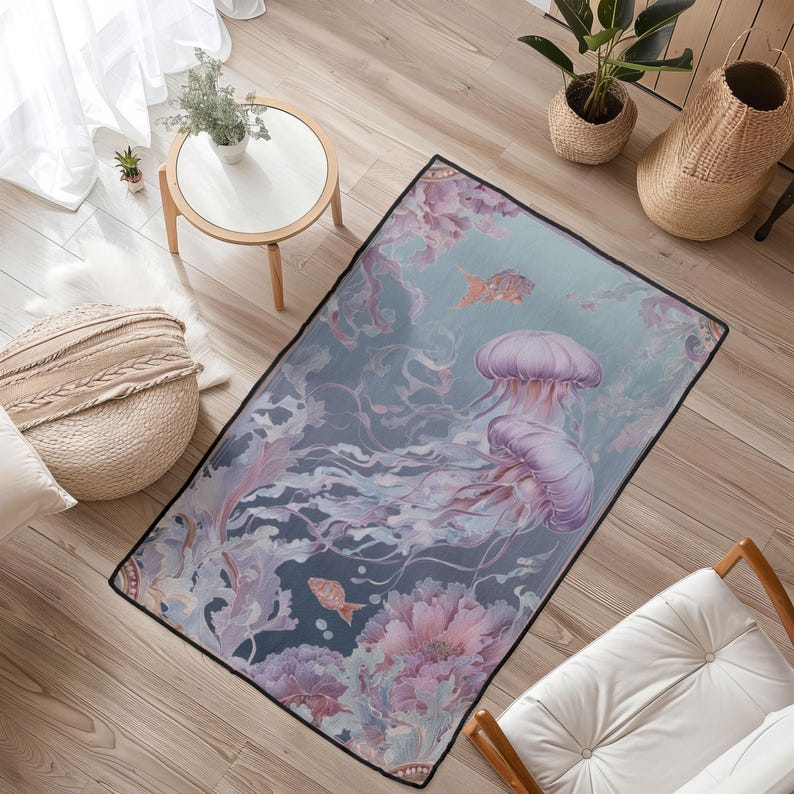 Peut inclure: Tapis rectangulaire avec un motif de m&eacute;duse dans des tons de violet, rose et bleu. Le tapis a une bordure noire et repr&eacute;sente une sc&egrave;ne sous-marine avec des poissons et du corail. Il est pos&eacute; sur un sol en bois.