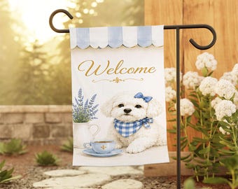 Gartenflagge mit flauschigem weißen Hund, blau-weiß karierte Welpen-Gartendekoration, lavendelfarbene Veranda-Deko, niedliches Schild für Tierliebhaber im Außenbereich