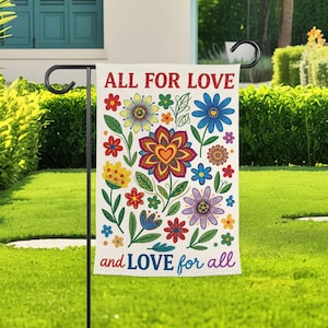 Puede incluir: Una bandera de jardín rectangular con fondo crema, un patrón floral colorido y el texto ALL FOR LOVE en la parte superior y and LOVE for all en la parte inferior. El diseño incluye flores estilizadas rojas, azules, amarillas y moradas.