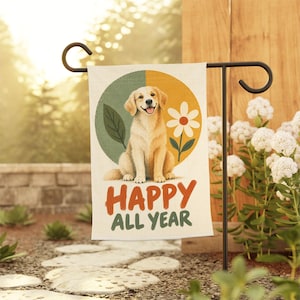 Può includere: Una bandiera da giardino rettangolare con un golden retriever seduto davanti a un cerchio diviso in verde e giallo. Una foglia e un fiore bianco si trovano ai lati del cane. Il testo HAPPY ALL YEAR è stampato in arancione e verde.