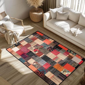 Può includere: Tappeto patchwork rettangolare con bordo nero. Il tappeto presenta una varietà di motivi e colori, tra cui disegni rossi, arancioni, grigi e floreali. Il tappeto è posizionato su un pavimento in legno, circondato da mobili.