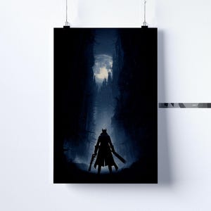 Può includere: Un poster verticale scuro con una figura silhouette che tiene un fucile e una lama. La figura è in uno spazio oscuro e cavernoso, con una luna piena e un castello in lontananza. La tavolozza dei colori è principalmente blu scuro e nero.