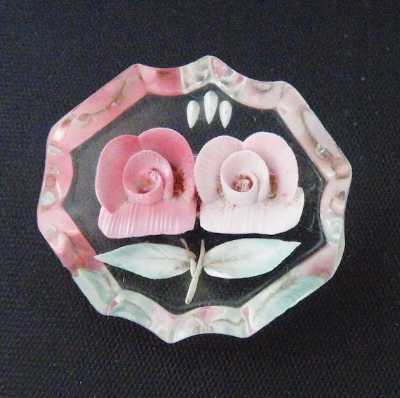 Broche Ancienne En Lucite Sculptée - Motif Fleurs Inversé Style Art Déco - Occasion