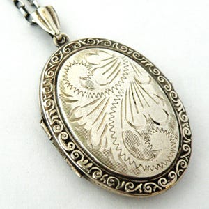 Vintage locket and chain sterling silver medium large size,hand engraved from the 1970s.