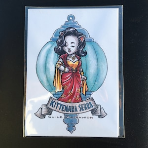 Könnte beinhalten: Eine Aquarell-Illustration einer Katze in einem roten und gelben Kleid, die vor einer türkisfarbenen Laterne steht. Der Text "Kittenara Serra Guild Catranion" steht unter der Laterne.