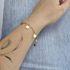 Handgemachtes Armband | Armband aus Edelstahl mit Charms | fein | Geschenk Freundin | wasserfester Schmuck | Golden |  elegant