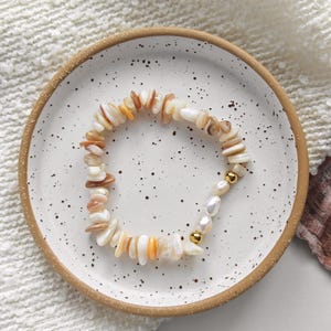 Naturstein Armband – Handmade Perlmutt Stretcharmband, natürliches minimalistisches Schmuckstück, Sommerarmband, Geschenk für Frau Freundin