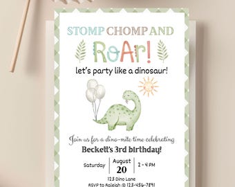 Peut inclure: Invitation d'anniversaire sur le thème des dinosaures, vert clair et blanc. L'invitation présente une illustration à l'aquarelle d'un dinosaure vert tenant des ballons, avec le texte "STOMP CHOMP AND Roar!" et les détails de la fête.