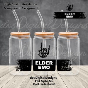 Puede incluir: Tres vasos transparentes para bebidas con tapas de bambú y pajitas transparentes. Cada vaso tiene un gráfico negro y el texto "ELDER EMO". Los vasos están sobre una superficie de madera.