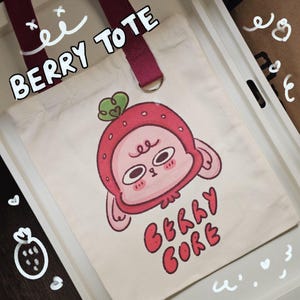 Bolsa de lona con estampado de conejito de bayas, serigrafiada, de algodón, para supermercado, de arte, para baratijas, estilo cottage core, con animales adorables, genz