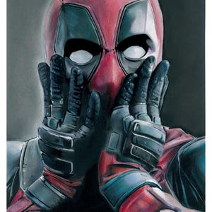Può includere: Illustrazione dettagliata di un personaggio con maschera e tuta rosse e nere, con guanti neri. Le mani del personaggio sono vicino al viso, con le dita divaricate. L'opera d'arte ha uno stile fumettistico.