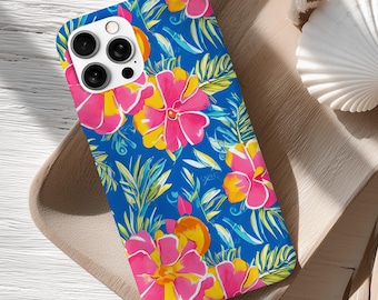 Può includere: Custodia per telefono blu con un motivo floreale con fiori rosa e gialli, foglie verdi e dettagli arancioni. La custodia è mostrata su un vassoio di legno, con una conchiglia e corallo sullo sfondo. Progettata per uno smartphone.