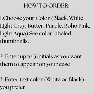 K&ouml;nnte beinhalten: Text auf hellgrauem Hintergrund mit der &Uuml;berschrift &bdquo;HOW TO ORDER:&ldquo;. Die Anweisungen umfassen die Farbauswahl, die Eingabe von Initialen und die Auswahl einer Textfarbe.