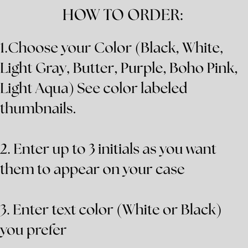 K&ouml;nnte beinhalten: Text auf hellgrauem Hintergrund mit der &Uuml;berschrift &bdquo;HOW TO ORDER:&ldquo;. Die Anweisungen umfassen die Farbauswahl, die Eingabe von Initialen und die Auswahl einer Textfarbe.
