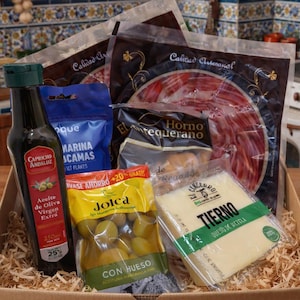 Spanish Gourmet Snack Box – Savory Gift for Him | Tapas, Cured Meats & Cheese Lovers