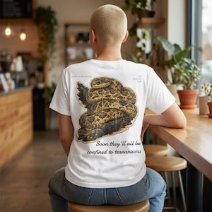 Camiseta com estampa de píton enrolada | Ilustração vintage de cobra, estampa tipográfica nas costas