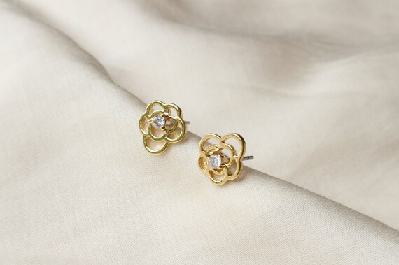 Flower shape 2024 gold earrings