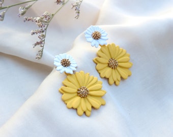 White Flower Dangle Earrings, Flora earrings, Blossom Drop Earrings, Flower Statement Earrings, Daisy Flower Earrings