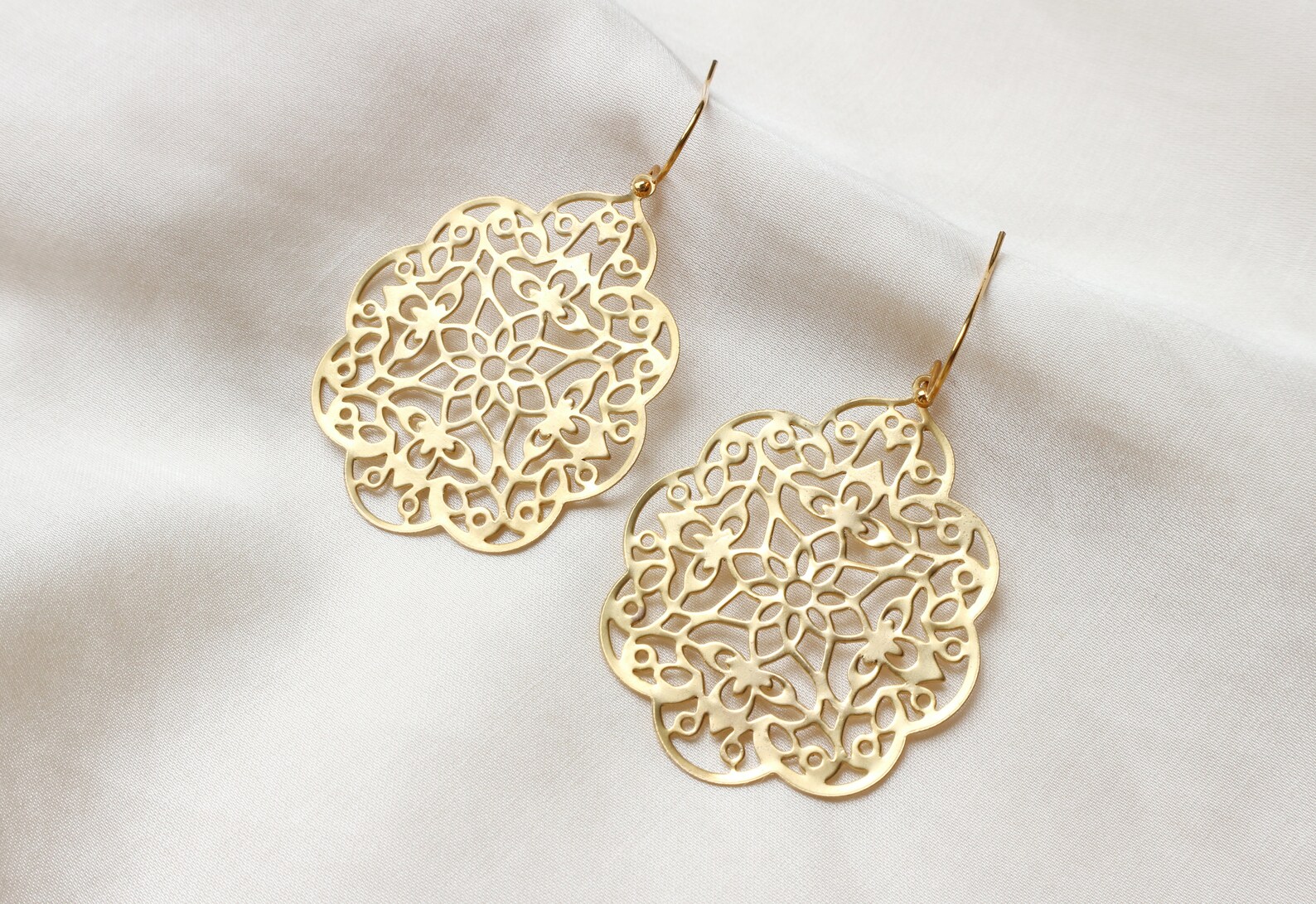 Made By Nami Gold Ohrringe - Filigrane Herz-Stecker Wasserfest & Hautfreundlich