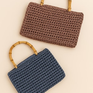Bolso crochet elegante hecho a mano – Cartera bohemia chic con asa de bambú  – Bolso rectangular para el día a día o invitadas a boda.