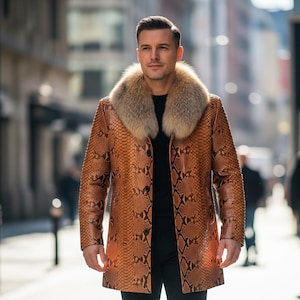 Puede incluir: Un abrigo de cuero marrón con un estampado de piel de serpiente y un cuello de piel. El abrigo está abotonado y se lleva sobre una camisa y pantalones negros. El fondo es una calle de la ciudad borrosa.