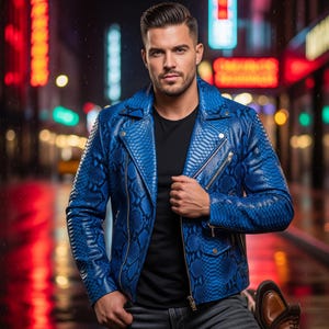 Pode incluir: Jaqueta de couro azul com padrão de pele de cobra e fecho de correr prateado. A jaqueta, de estilo motociclista clássico, tem gola entalhada e vários bolsos. A pessoa está vestindo uma camiseta preta e jeans cinza.