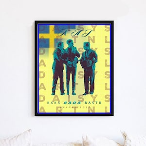 Pode incluir: Pôster emoldurado com três figuras de terno. O fundo tem um design amarelo e azul com texto. O pôster inclui o texto "KAJ", "BARA BADA BASTU" e "weden 2020".