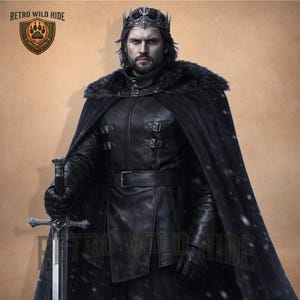 Puede incluir: Una taza de cerámica blanca con un asa negra y el texto "But First, Coffee" en negro, con una fuente de estilo manuscrito. La taza está sobre una superficie blanca.