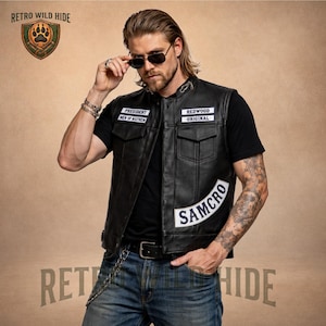 以下が含まれることがあります： 「PRESIDENT MEN OF MAYHEM」、「REDWOOD ORIGINAL」、および「SAMCRO」と書かれたパッチと複数のポケットが付いた黒い革ベスト。 ベストは黒いTシャツとブルージーンズの上に着用されています。 Retro Wild Hideのロゴが見えます。