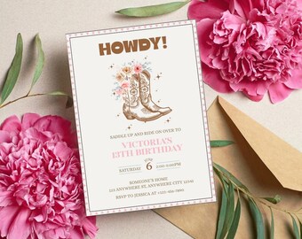 Könnte beinhalten: Eine Geburtstagseinladung mit Western-Thema. Die Karte zeigt das Wort "HOWDY!" in Braun, eine Zeichnung von Cowboy-Stiefeln mit Blumen und Eventdetails in Rosa und Schwarz. Rosa Pfingstrosen und ein brauner Umschlag umgeben die Karte.