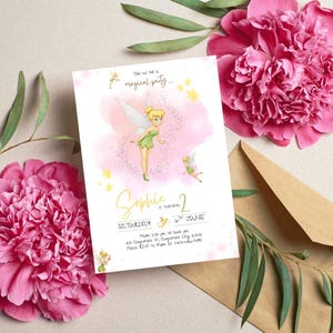 Może przedstawiać: Prostokątne zaproszenie z ilustracją Dzwoneczka, różowymi akcentami akwarelowymi i żółtymi gwiazdkami. Tekst brzmi: Join us for a magical party, Sophie is turning 2, Saturday 6th June, from 2:00 pm till 4:00 pm, 123 Anywhere St, Anywhere City, 12345, Please RSVP to Mom at 123-456-7890.