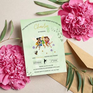 Puede incluir: Una invitación de cumpleaños verde claro con el texto "El polvo de hadas está girando y la magia está en el aire". La invitación presenta un gráfico de Campanilla y sus amigas. La invitación es para el 8º cumpleaños de Charlie.