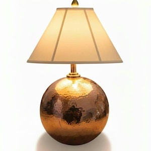 Handgemaakte gehamerd koperen tafellamp met beige stoffen kap – Elegante vintage verlichting