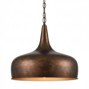 Puede incluir: Lámpara colgante de bronce con pantalla redondeada y cadena. El interior de la pantalla tiene un acabado dorado, y la lámpara se suspende de un soporte de techo circular. El diseño está inspirado en el estilo vintage.
