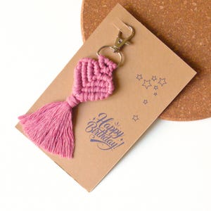 Bijou de sac en forme de coeur cadeau d'anniversaire avec carte de voeux, porte-clés en macramé bohème, porte-clés prêt à offrir, cadeau fait main pour elle