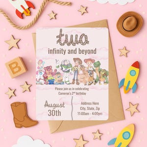 Puede incluir: Una invitación de cumpleaños rosa con el texto "two infinity and beyond" y un diseño de personajes de dibujos animados. La invitación está rodeada de estrellas de madera, un cohete, un sombrero de vaquero y una bota. La invitación es para el segundo cumpleaños de Cameron.