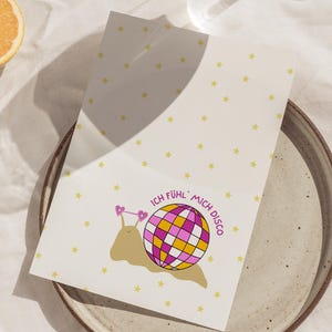 Postkarte "Ich fühl' mich Disco", Grußkarte Freunde, Geburtstagsgeschenk, handgezeichnete Illustration, lustige Karte, Disco-Schnecke