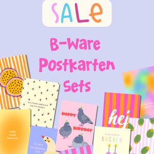 Könnte beinhalten: Eine Sammlung verschiedener Postkarten mit unterschiedlichen Motiven wie Passionsfrüchten, Sternen, Tauben mit Partyhüten, einem Huhn, einem Kuchen mit Kerzen und Oliven. Der Text SALE, B-Ware und Postkarten Sets steht oben im Bild.