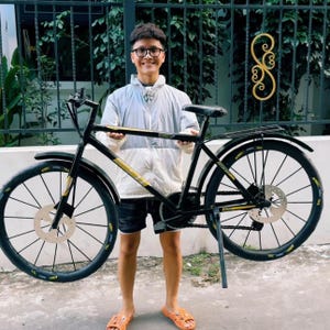 Bicicletta sportiva in scala 1:1 realizzata in bambù e carta da offrire ai defunti.
