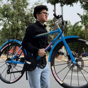 Bicicletta sportiva in scala 1:1 realizzata in bambù e carta da offrire ai defunti.