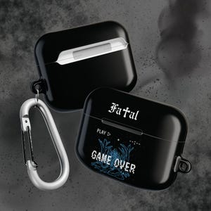 AirPod-hoesje Fatal Apparel Co | Retro videogamestijl, game-over-ontwerp, gamingcadeaus, AirPods-accessoires, unieke technische opberger