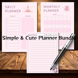 Può includere: Un pacchetto di pianificatori rosa con un pianificatore giornaliero e mensile e una pagina di note. Il pianificatore giornaliero ha una lista di cose da fare e una sezione importante. Il pianificatore mensile ha un calendario. Il testo "Simple & Cute Planner Bundle" è sull'immagine.