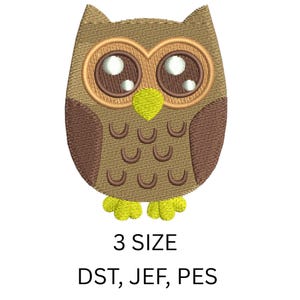 Può includere: Design di gufo ricamato nelle tonalità del marrone, beige e giallo. Il gufo ha grandi occhi espressivi e un becco e zampe gialle. Il testo "3 SIZE" e "DST, JEF, PES" è in basso.