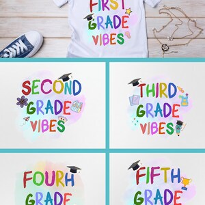 Può includere: T-shirt bianca con la scritta "FIRST GRADE VIBES" in lettere colorate. Il design include un cappello di laurea, una stella e altri elementi giocosi. Sono presenti anche altri design per la 2a, 3a, 4a e 5a elementare.