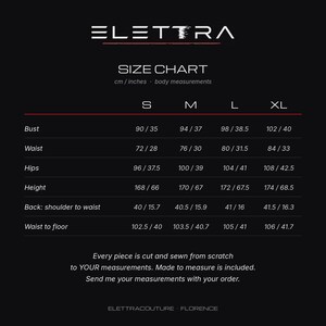 Puede incluir: Una tabla de tallas negra de Elettra con texto blanco. Enumera las medidas corporales en cm y pulgadas para las tallas S, M, L y XL, incluyendo busto, cintura, caderas, altura, espalda y cintura al suelo. Las piezas se cortan a medida.